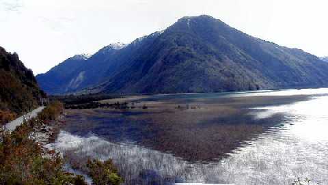 Carretera Austral bordeando el Lago Yelcho